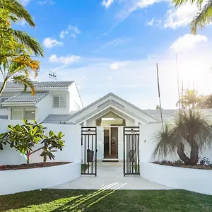 Island Living In The Heart Of Noosa Heads